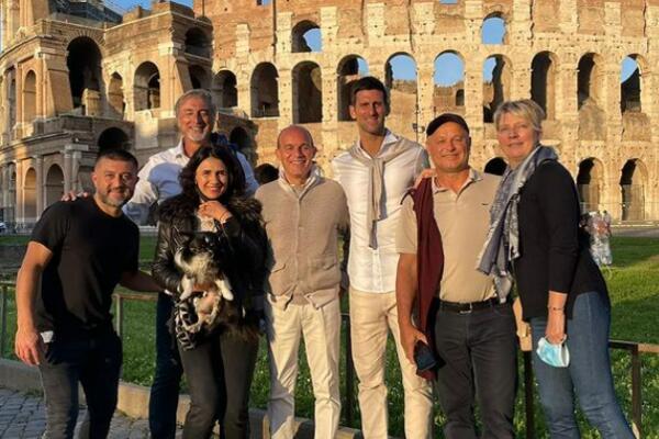 NOVAK POSLE TRENINGA U OBILASKU RIMA! Pala je i zajednička slika pored najznačajnijeg objekta u gradu