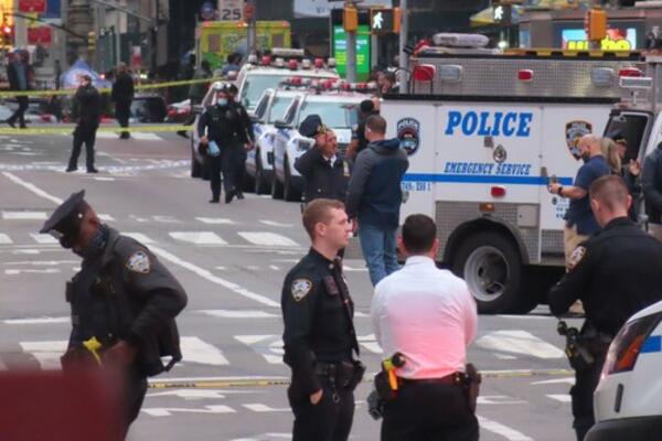 PUCNJAVA NA TAJMS SKVERU: Troje povređeno, među njima i četvorogodišnja devojčica