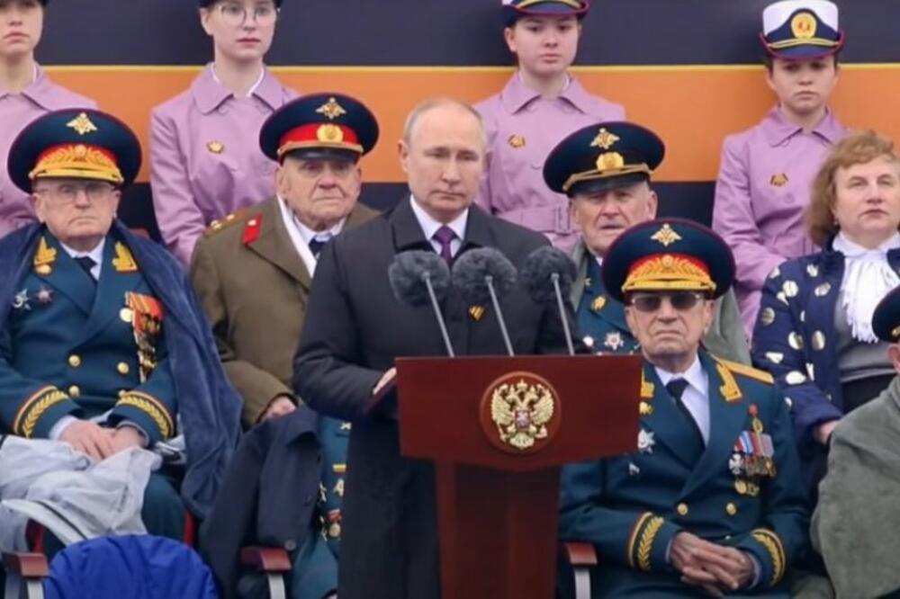 PUTIN JE NAPRAVIO GEST KOJI JE GANUO CELU RUSIJU: Dirljiv momenat na počasnoj tribini
