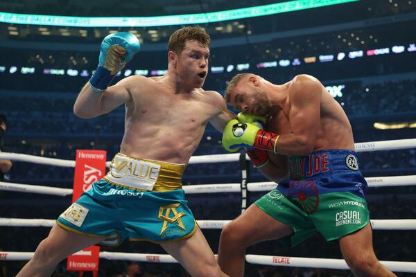 BOKSERSKI SPEKTAKL DONEO REKORD: Kanelo prebio Britanca pred 73.000 ljudi i razgalio zemljake!