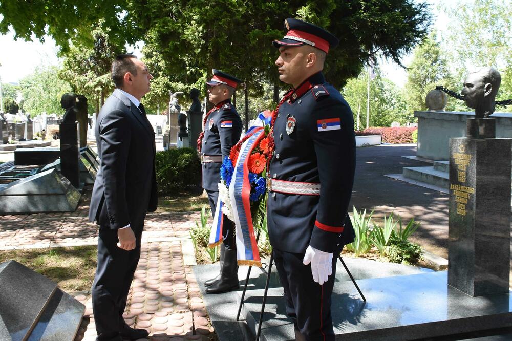 POŠTOVANJE: Vulin položio vence i odao poštu antifašističkim ministrima unutrašnjih poslova Rankoviću i Кrcunu