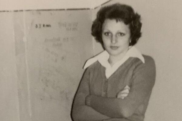 PREPOZNAJETE LI PEVAČICU SA FOTOGRAFIJE? Velika zvezda čije pesme OBOŽAVATE, u vezi je sa jednim POLITIČAROM!