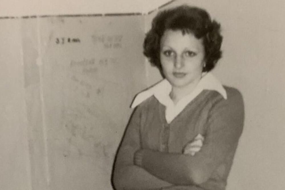 PREPOZNAJETE LI PEVAČICU SA FOTOGRAFIJE? Velika zvezda čije pesme OBOŽAVATE, u vezi je sa jednim POLITIČAROM!