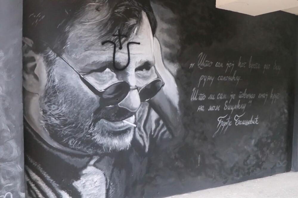 PONOVO OSKRNAVLJEN MURAL ĐORĐU BALAŠEVIĆU: Na čelu mu ispisali SLOVO "U" uz uvredljivu poruku!