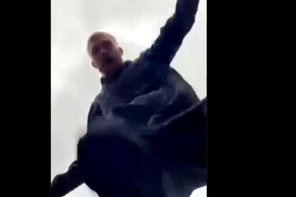 VELIKI SKANDAL I OGROMNA BRUKA: Poznati fudbaler tukao klince na ulici jer su ga snimali! (Video)