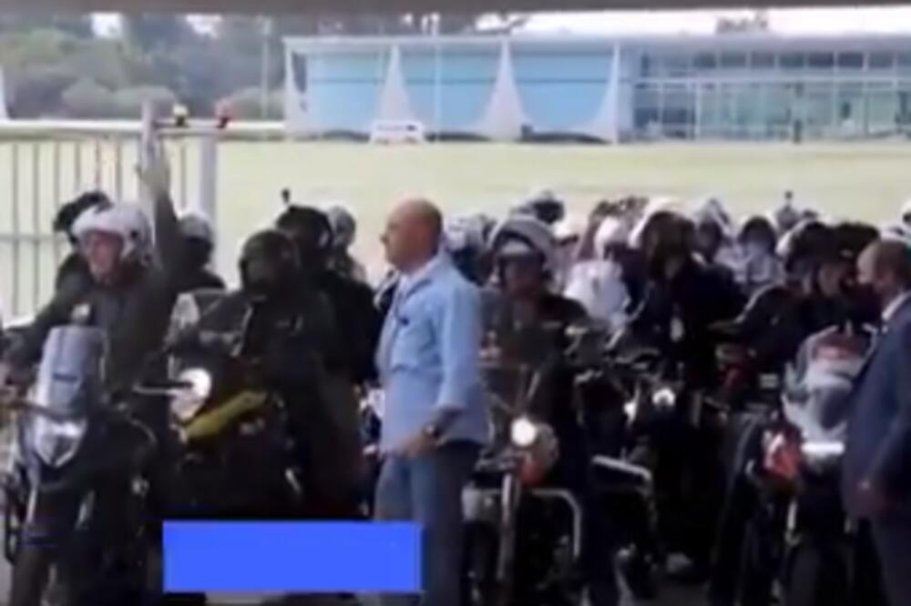 DOK JE BRAZIL U KANDŽAMA KORONE PREDSEDNIK SE ZABAVLJA! Bolsonaro predvodio masovni skup vozača motora (VIDEO)