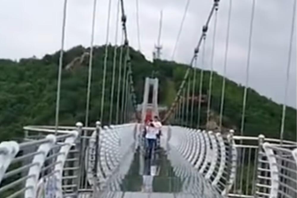 STRAŠNA SCENA NA STAKLENOM MOSTU: Turista jedva izvukao živu glavu, bilo je NAPETO! (VIDEO)