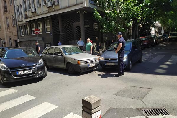 SUDAR U STROGOM CENTRU BEOGRADA! Prve fotografije sa lica mesta, vozači izašli i SVAĐAJU SE! (FOTO)