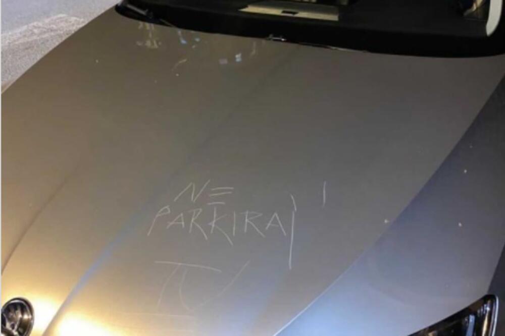 SUROVA KAZNA ZA NEPROPISNO PARKIRANJE U SRBIJI: Neko je KLJUČEM UREZAO DVE REČI NA HAUBU! (FOTO)