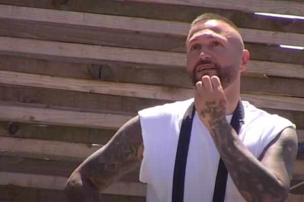 NAKON ŠTO SE ZNAK POJAVIO VISOKO, ŠA JE POGLEDAO U NEBO I IZGOVORIO MAGIČNE REČI: Čak je i ZAPLAKAO!