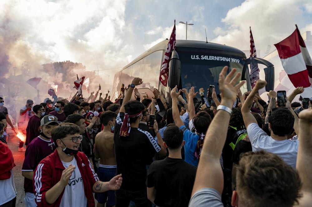 NAVIJAČI SLAVILI, GOREO CEO GRAD, A NE ZNAJU DA LI ĆE IGRATI ELITU: Veliki uspeh Salernitane - OBEZBEĐENA SERIJA A!