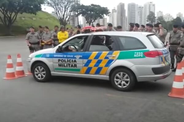 VOZAČI OVO ĆE VAS ITEKAKO ZANIMATI! Kako da isparkirate auto na veoma uskom prostoru? (VIDEO)