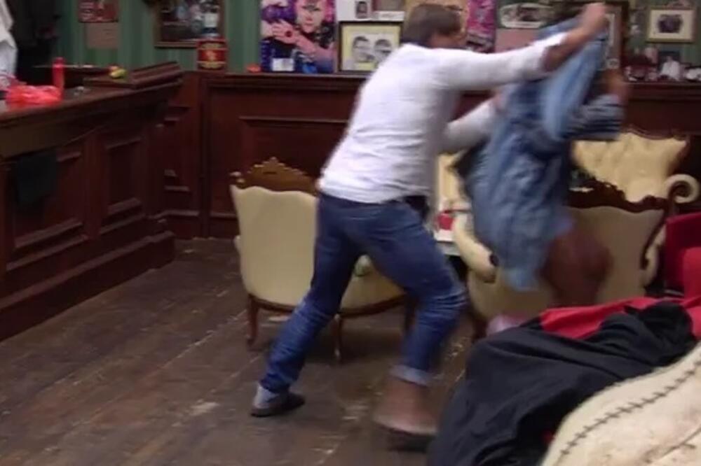 NAKON ŠTO JE KRISTIJAN BRUTALNO NASRNUO NA NJEGA, ZADRUGAR DOBIO EPILEPTIČNI NAPAD? Scene UŽASA i STRAVE! (VIDEO)