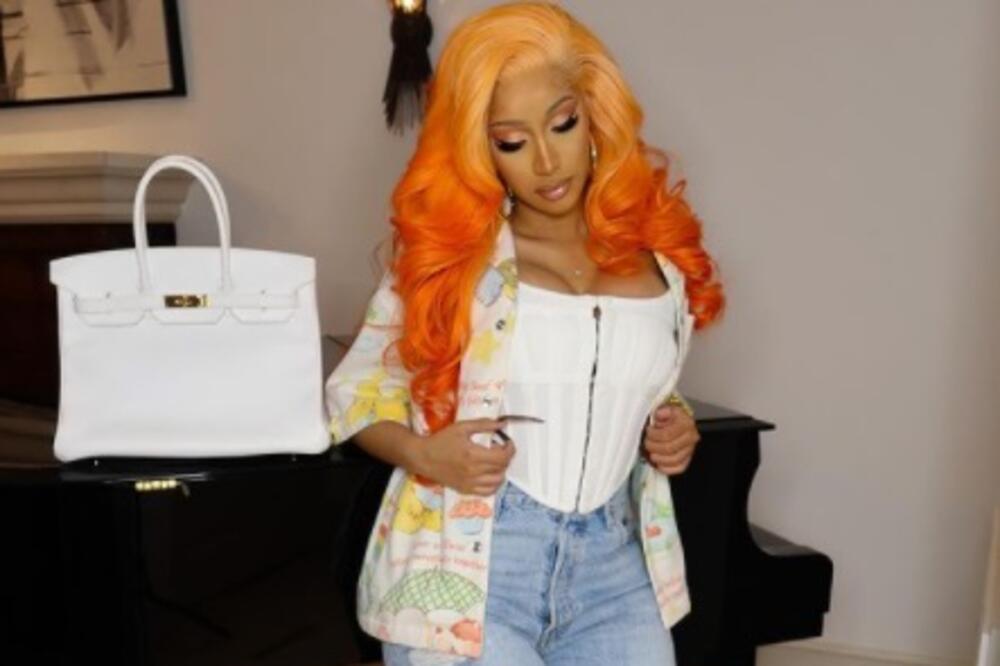 DA LI PREPOZNAJETE REPERKU SA FOTOGRAFIJE? Perika joj je VATRENO NARANDŽASTA, a na nogama ima ODVRATNU OBUĆU!