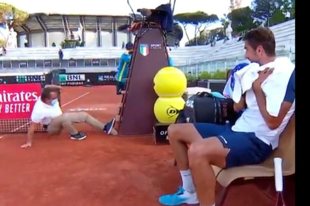 BUM, BAM, TRES: Čilić u neverici kada je video sudiju patosiranog na šljaci - URNEBESNA REAKCIJA! (Video)