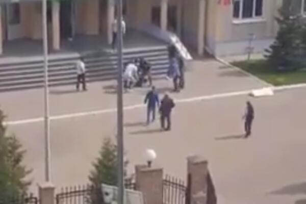 SNIMLJEN MOMENAT KAD JE UHVAĆEN MONSTRUM KOJI JE PUCAO U DECU: Strašne slike iz Rusije! (VIDEO)