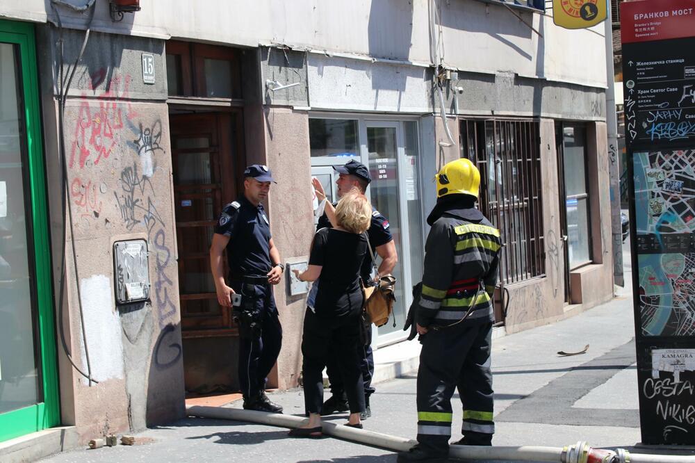 KOMŠINICA O STRAVIČNOM POŽARU NA NOVOM BEOGRADU: Evo ovako sam izašla, u pidžami i bademantilu, izletela sam...