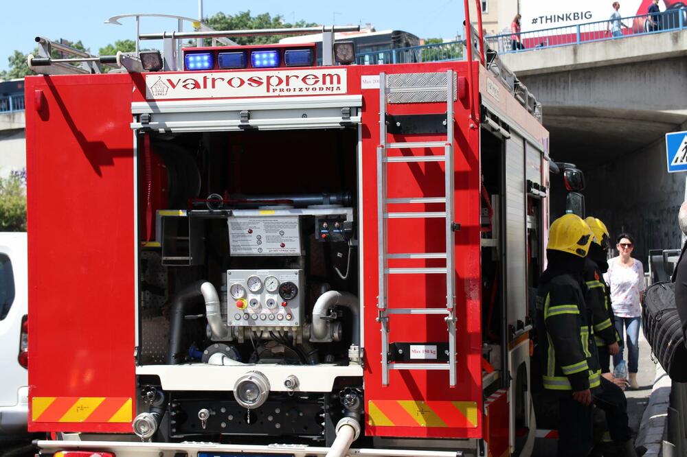 VATRENA STIHIJA UMALO PROGUTALA KUĆU U SOPOTU: Požar se proširio i na krov susedne, povređene 4 osobe!
