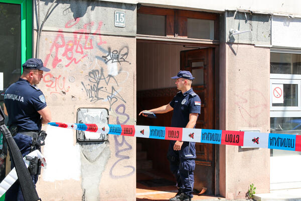 VIC KOJI ĆE NASMEJATI ČAK I POLICAJCE: Sede dva MILICIONERA u CIVILU u kafani i ...