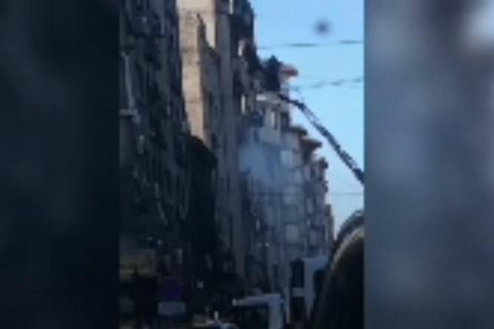 PRVI SNIMCI POŽARA U SARAJEVSKOJ ULICI: Jednu odsobu vatrogasci spasili, pokušavaju da evakuišu još dvoje ljudi