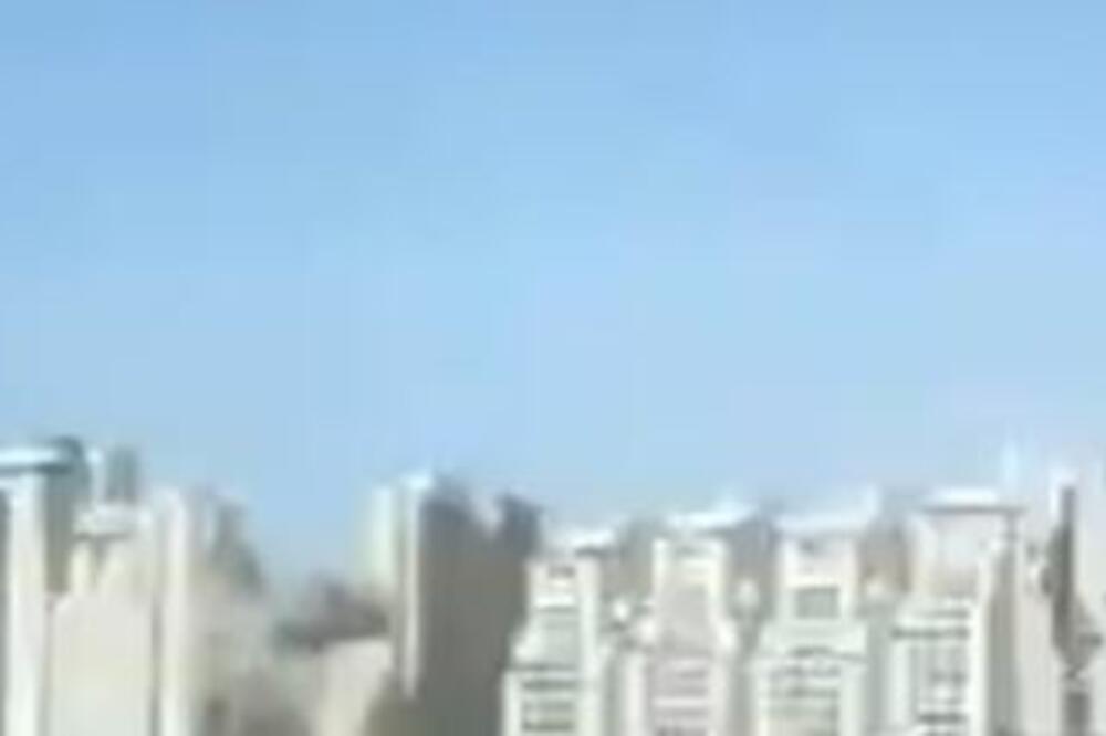 RAZARAJUĆI SNIMAK EKSPLOZIJE OBIŠAO PLANETU! Raketa pogađa višespratnicu, slušila se kao kula od karata (VIDEO)