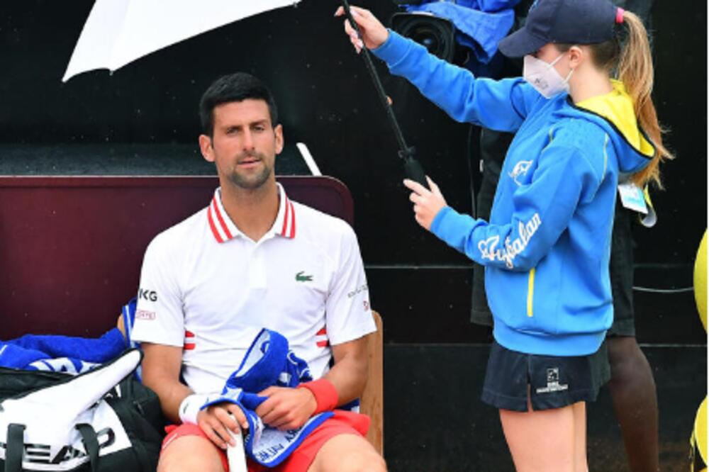 NOVAK ODAHNUO NAKON POBEDE: "Igrali smo skoro puna dva seta po kiši, bilo je vrlo opasno"