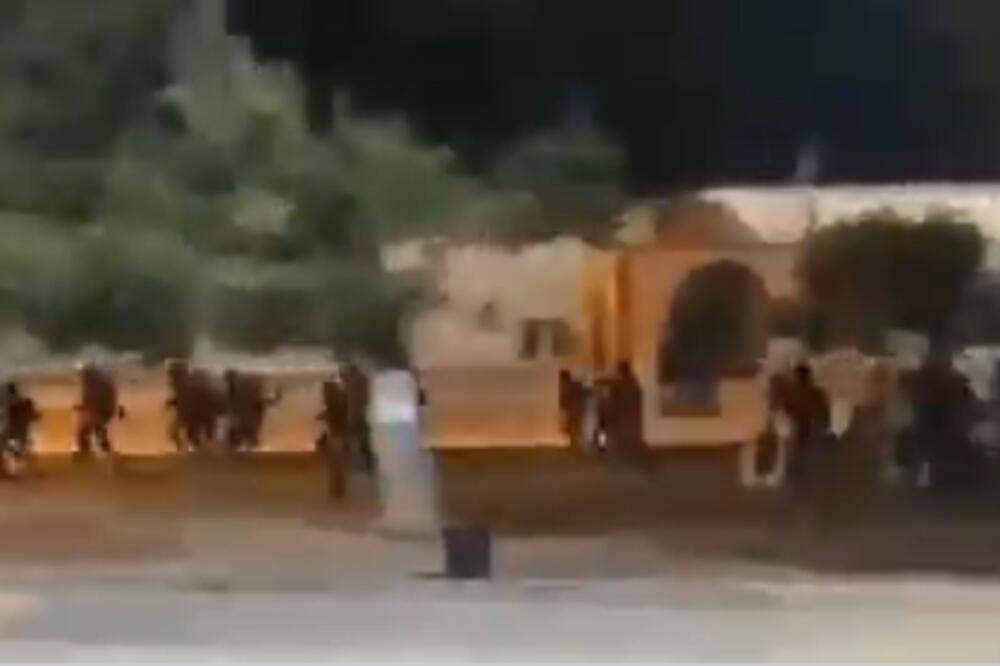 PALESTINCI SE OGLASILI: Izraelske snage blokirale prilaze džamiji Al Aksa