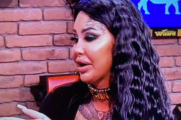 ANĐELA VEŠTICA IZDEFORMISALA LICE PLASTIČNIM OPERACIJAMA: Publika ostala šokirana njenim gostovanjem u emisiji!