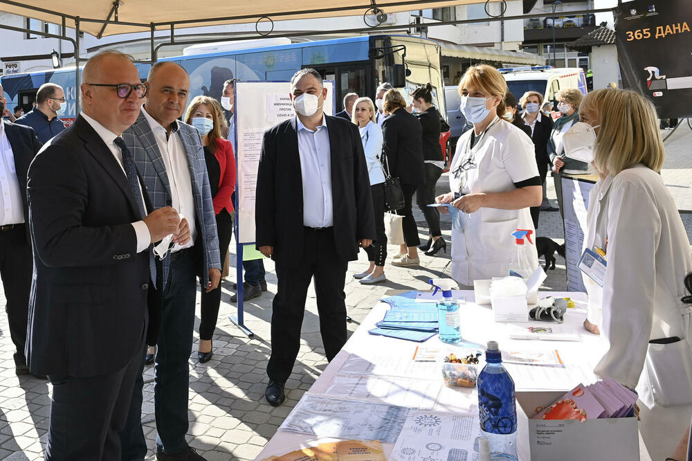 Vesić obišao mobilni punkt za vakcinaciju u Grockoj