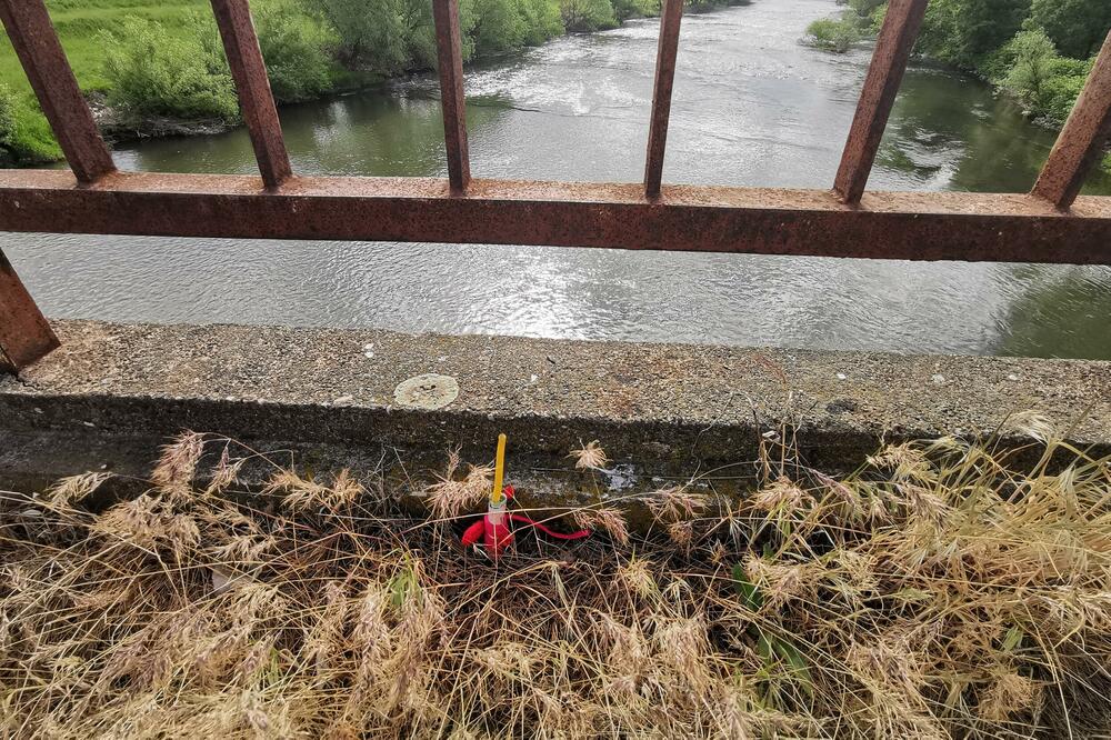 SABLASAN PRIZOR NA ŽELEZNIČKOM MOSTU U ČAČKU! Stoji sveća i crven konac, sumnja se na tragediju, MISTERIJA (FOTO)