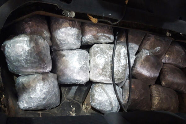 POLICIJA U BUNKERU AUTOMOBILA PRONAŠLA 52 PAKETA DROGE! Diler iz vozila izvučen za sekund (VIDEO/FOTO)