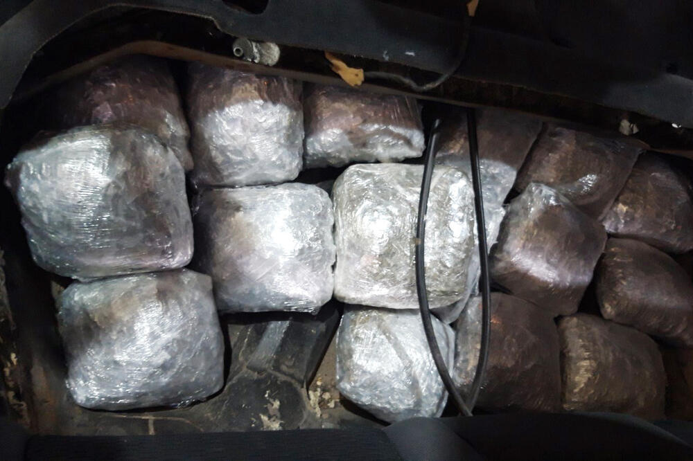 POLICIJA U BUNKERU AUTOMOBILA PRONAŠLA 52 PAKETA DROGE! Diler iz vozila izvučen za sekund (VIDEO/FOTO)