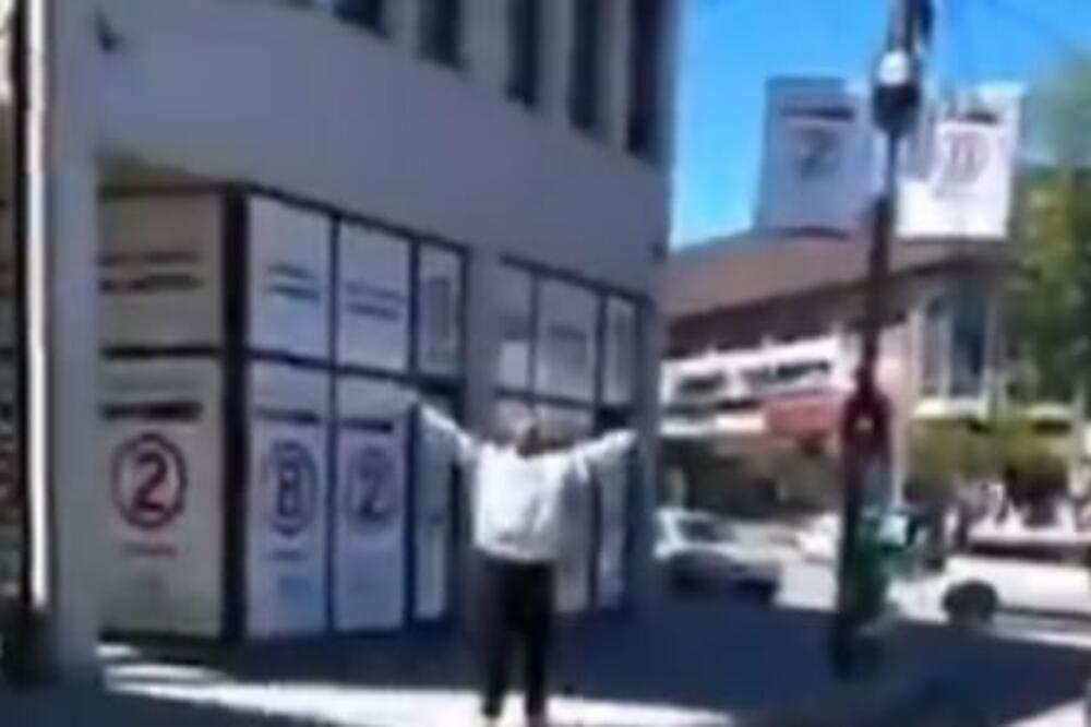 SCENE KOJE ZABRINJAVAJU IZ RAŠKE: Muškarac sa nožem u ruci PRETI Srbima &ndash; &ldquo;Alahu Akbar, klaću vas sve&rdquo; (VIDEO)