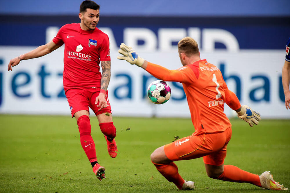 RADONJIĆ ASISTIRAO, HERTA POBEGLA IZ OPASNE ZONE: Šalke igra za čast, ali porazi ne prestaju! (VIDEO)