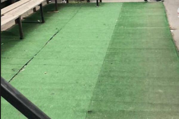 SRAMNO! BMW parkiran posred tramvajskih šina potpuno blokirao saobraćaj: Besni građani izgurali auto