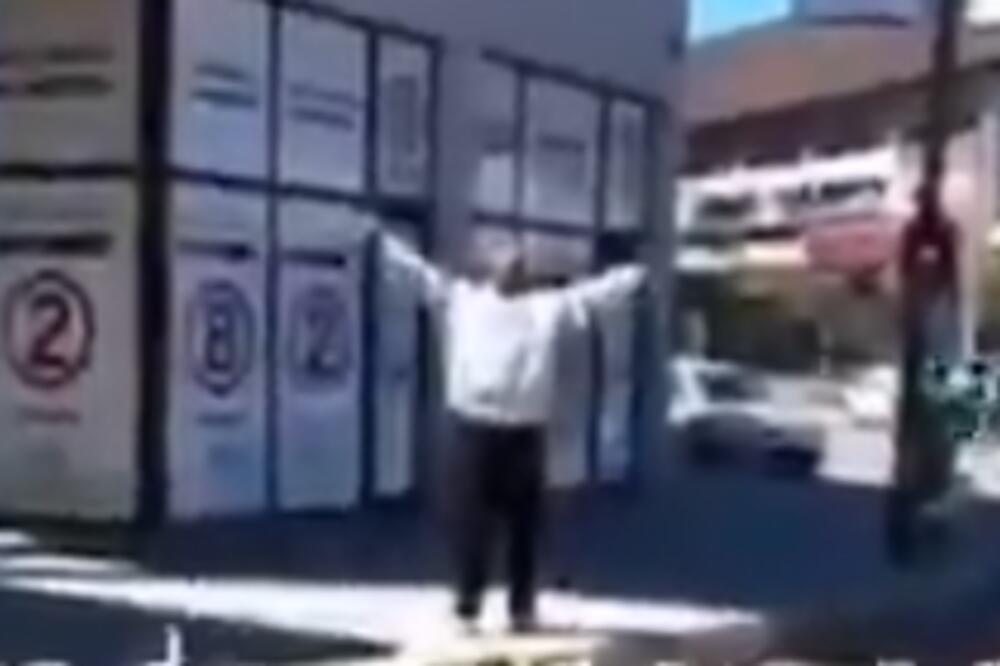KRENUO NA POLICAJCA I POVREDIO GA: Evo ko je muškarac koji je vikao "ALAHU AKBER", odmah odveden u USTANOVU (VIDEO)