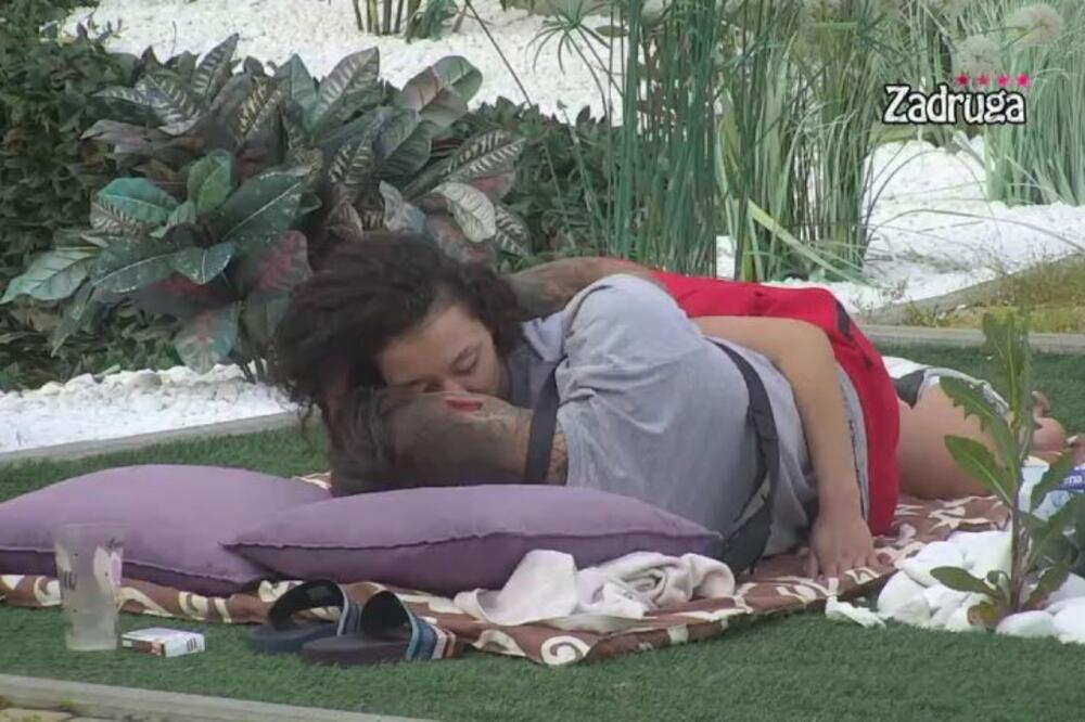 TUŠIRANJE IM JE SAMO PARAVAN ZA VRELE AKCIJE: Dvoje zadrugara svakog dana tresu imanje i po PET PUTA zaredom!