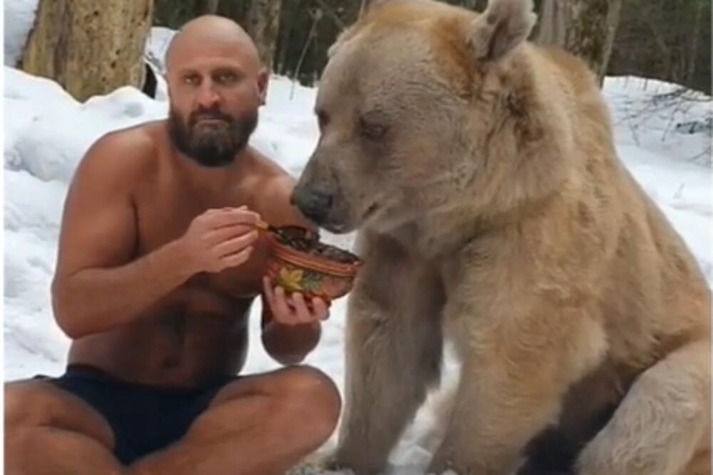 VELKAM TU RAŠA: Ćelavi Rus GO svira BALALAJKU dok ga grli džinovski medved (VIDEO)