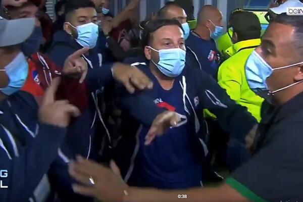 SKANDALOZNE SCENE PRED MEČ KOPA LIBERTADORES: Koškanje, odgurivanje i bes se preneli na teren! (Video)