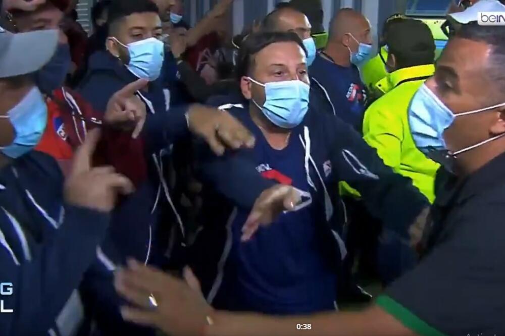 SKANDALOZNE SCENE PRED MEČ KOPA LIBERTADORES: Koškanje, odgurivanje i bes se preneli na teren! (Video)