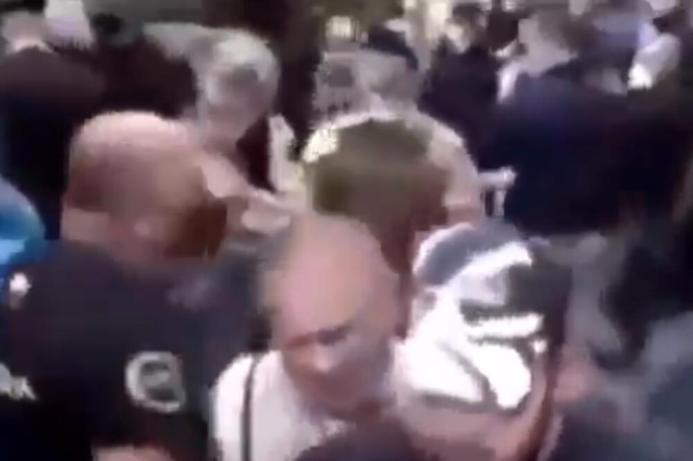 LJUTI ITALIJANI POKUŠAVAJU DA LINČUJU PAKISTANCA: Uradio je nešto STRAVIČNO svojoj bivšoj partnerki i detetu! VIDEO