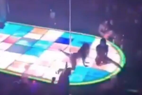 STRIPTIZETA PALA SA ŠIPKE SA VELIKE VISINE: Razbila se o POD, a onda je uradila nešto što će vas PRENERAZITI! VIDEO