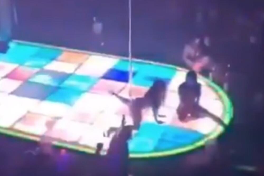 STRIPTIZETA PALA SA ŠIPKE SA VELIKE VISINE: Razbila se o POD, a onda je uradila nešto što će vas PRENERAZITI! VIDEO