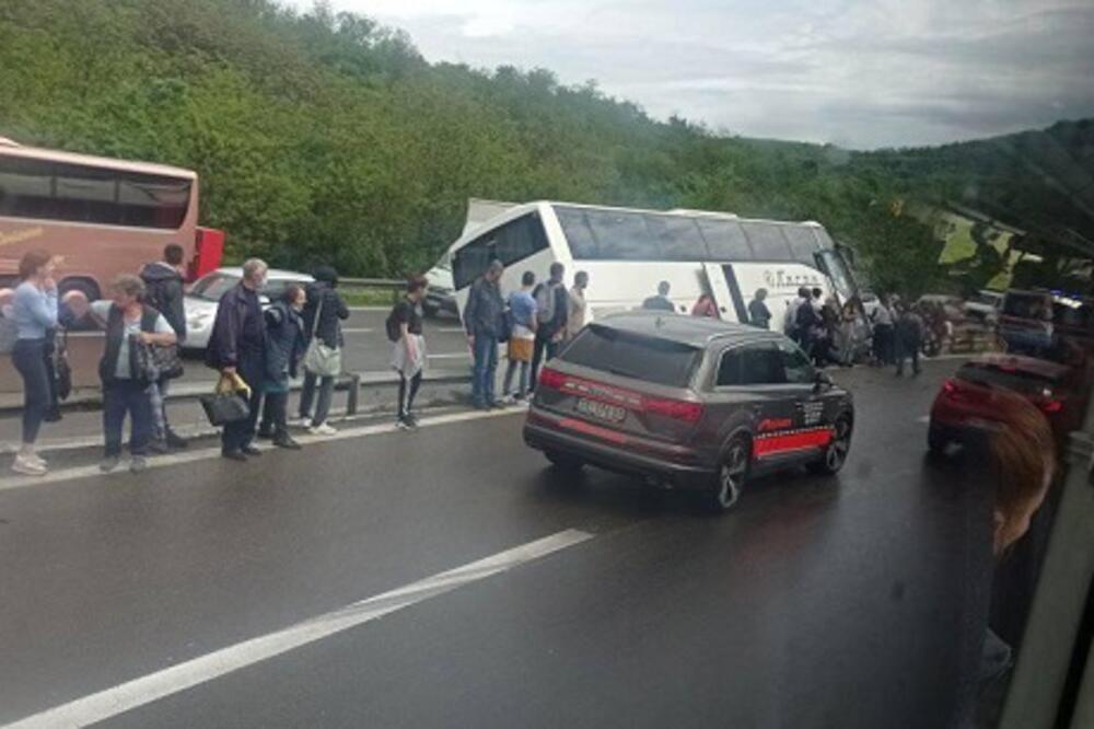 PREVRNUO SE AUTOBUS NA AUTO-PUTU, POVREĐENO 10 LJUDI USRED OLUJE: Na Adi Huji ograda pokosila ženu! (VIDEO)
