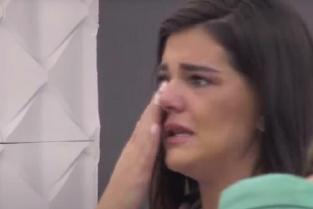 OGOLJENA DO SRŽI! ISPLIVALE SVE MISICINE LAŽI: Priznala da se PLAŠI susreta sa bivšim! (VIDEO)