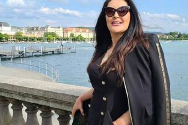 ŽENA, MAJKA, KRALJICA! ISPLIVALA RETKA FOTOGRAFIJA DRAGANE MIRKOVIĆ SA DECOM: Pevačicau zagrljaju Marka i Manuele!