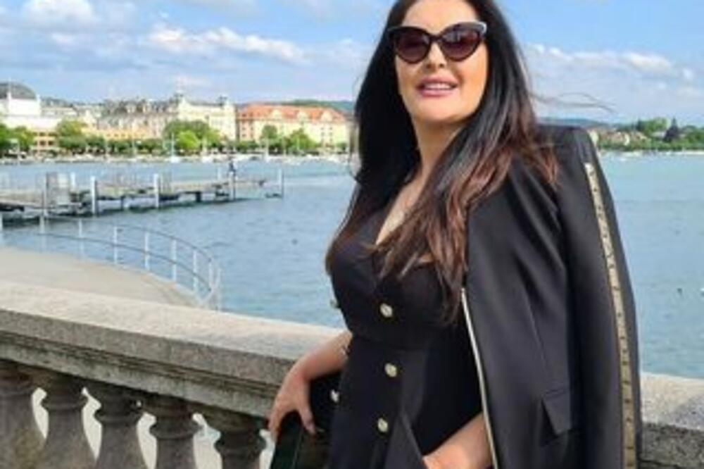 ŽENA, MAJKA, KRALJICA! ISPLIVALA RETKA FOTOGRAFIJA DRAGANE MIRKOVIĆ SA DECOM: Pevačicau zagrljaju Marka i Manuele!