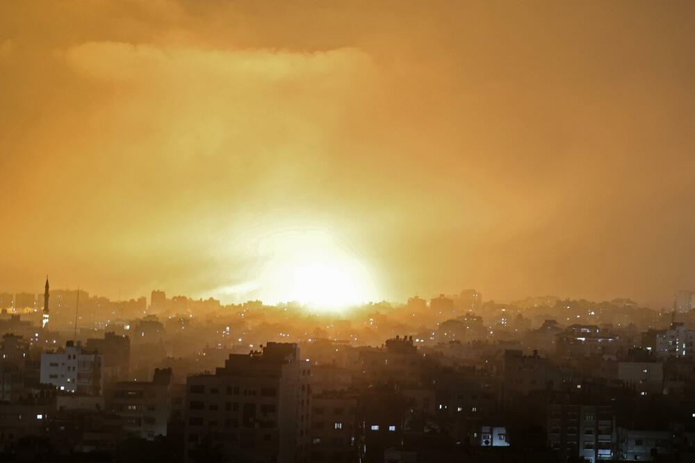 VELIKI UDAR U PONOĆ, IZRAELSKA PEŠADIJA, ARTILJERIJA I TENKOVI NAPALI GAZU: Svet je na ivici katastrofe (UŽIVO)
