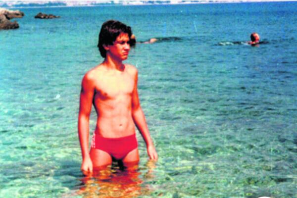 DANAS JE JEDAN OD NAJMOĆNIJIH POLITIČARA NA BALKANU, a ovako je izgledao u mladosti: Prepoznajete li ga? (FOTO)