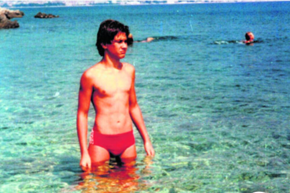 DANAS JE JEDAN OD NAJMOĆNIJIH POLITIČARA NA BALKANU, a ovako je izgledao u mladosti: Prepoznajete li ga? (FOTO)